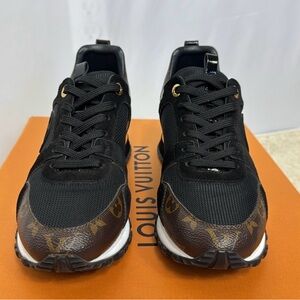 Louis Vuitton Suede Monogram Run Away
Sneaker Size 39 Black Women's